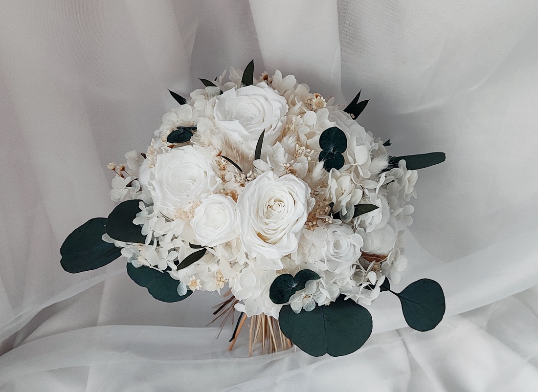 Buchet mireasa atemporal alb / verde cu trandafiri, eucalipt, frunze de măslin, hortensiei criogenate  - accesorii nuntă - buchet mireasă  - Artynos.ro
