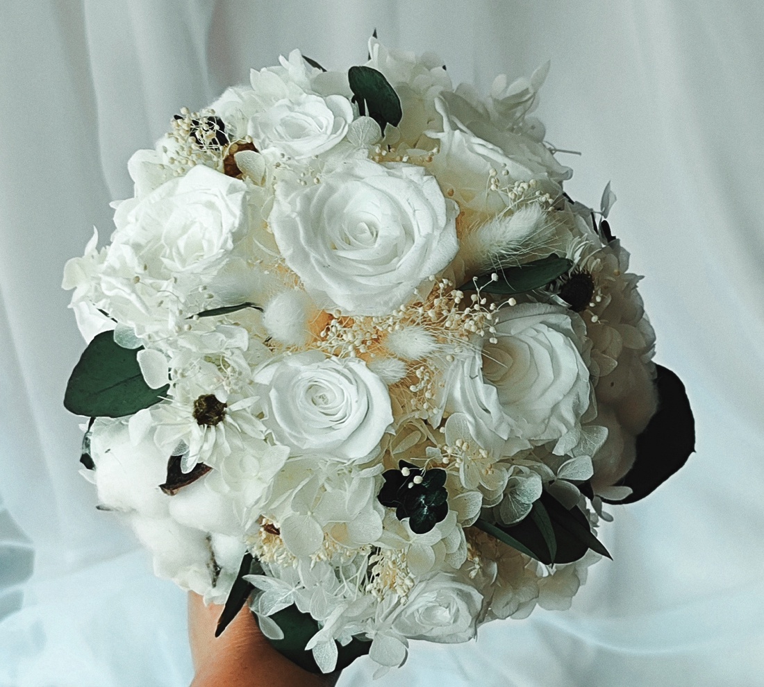 Buchet mireasa alb / verde realizat cu trandafiri, flori și plante criogenate / stabilizate - accesorii nuntă - buchet mireasă  - Artynos.ro