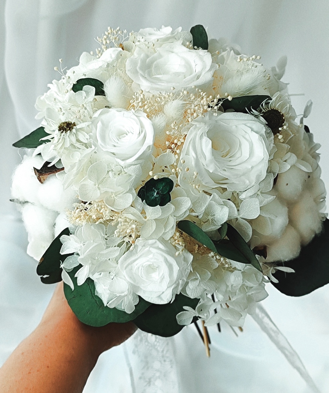 Buchet mireasa alb / verde realizat cu trandafiri, flori și plante criogenate / stabilizate - accesorii nuntă - buchet mireasă  - Artynos.ro