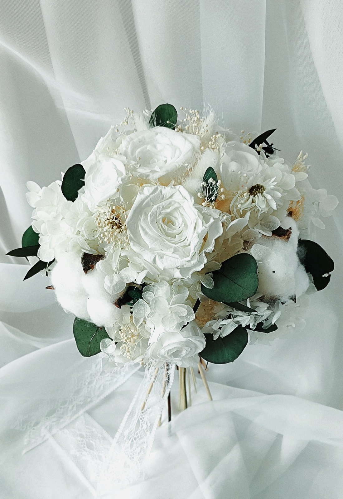Buchet mireasa alb / verde realizat cu trandafiri, flori și plante criogenate / stabilizate - accesorii nuntă - buchet mireasă  - Artynos.ro