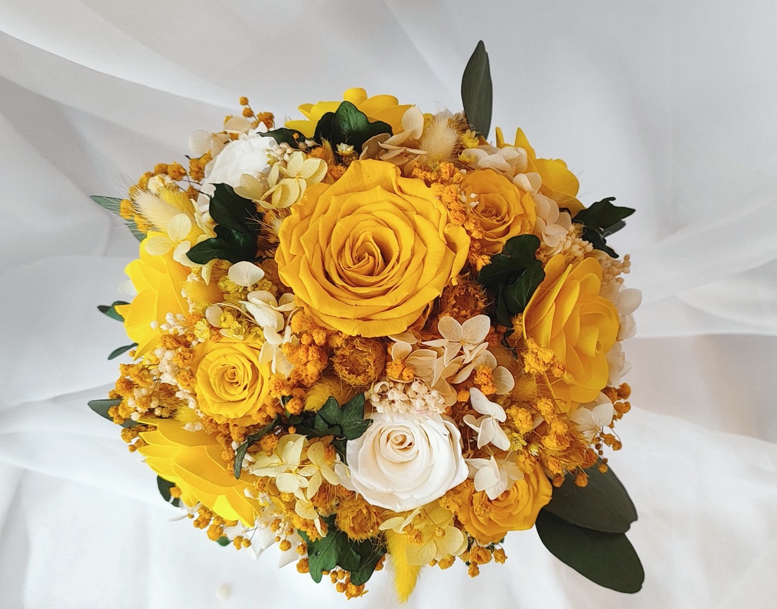 Buchet nașa, mireasa alb / galben cu flori și plante criogenate / stabilizate, trandafiri, eucalipt, hortensie - accesorii nuntă - buchet mireasă  - Artynos.ro