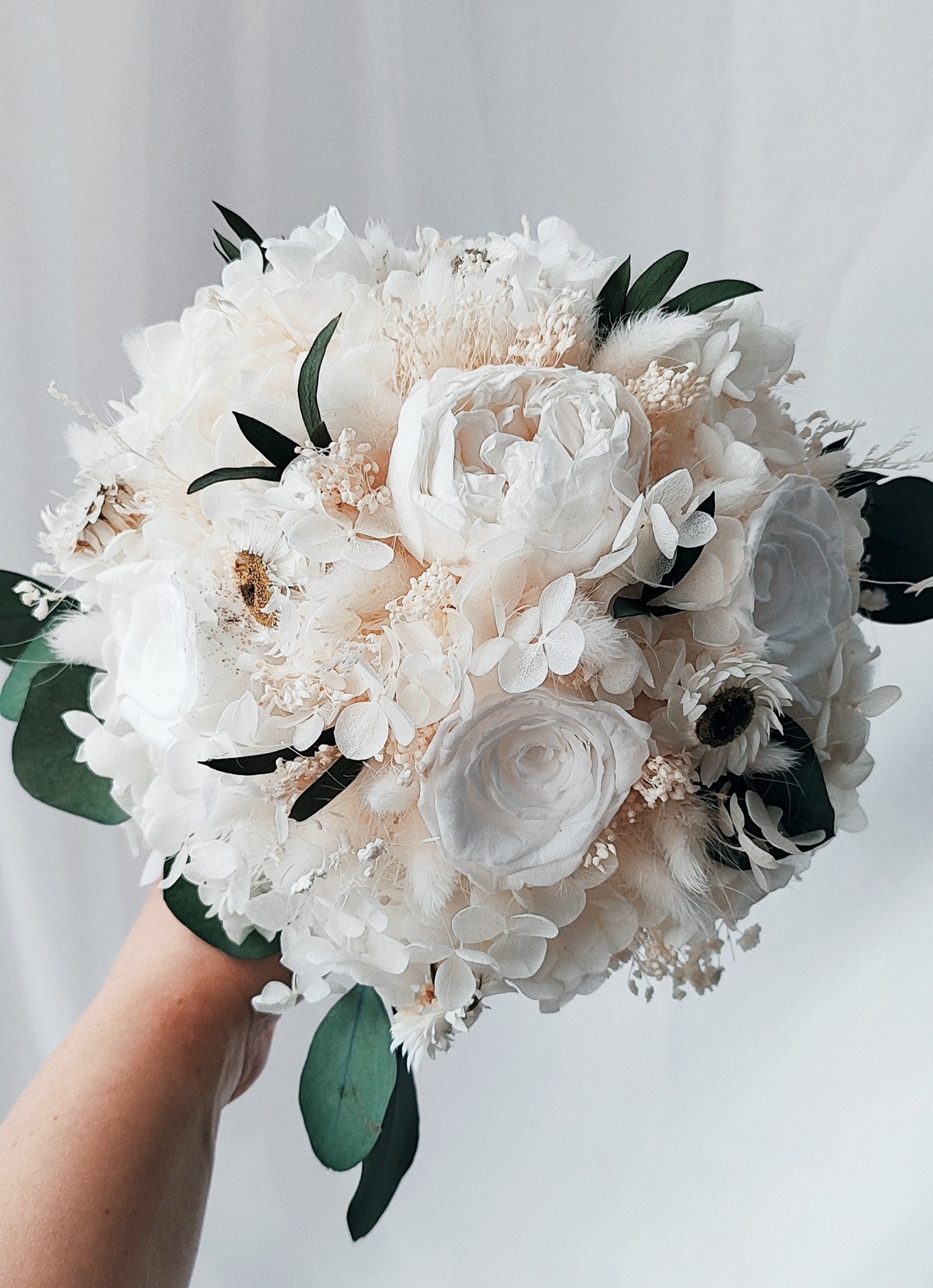 Buchet mireasa alb / verde realizat cu bujor, trandafiri, flori și plante criogenate / stabilizate - accesorii nuntă - buchet mireasă  - Artynos.ro