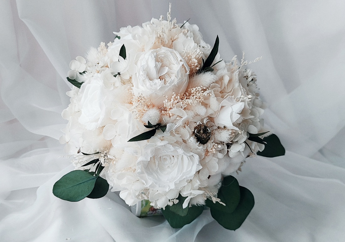 Buchet mireasa alb / verde realizat cu bujor, trandafiri, flori și plante criogenate / stabilizate - accesorii nuntă - buchet mireasă  - Artynos.ro