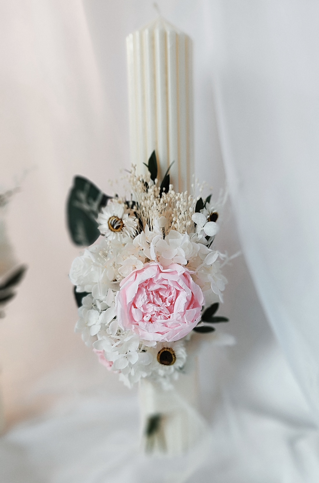 Set lumânări nunta alb / roz cu bujori și trandafiri criogenati - accesorii nuntă - materiale decor pentru nuntă - lumânări de nuntă și suport lumânări - Artynos.ro