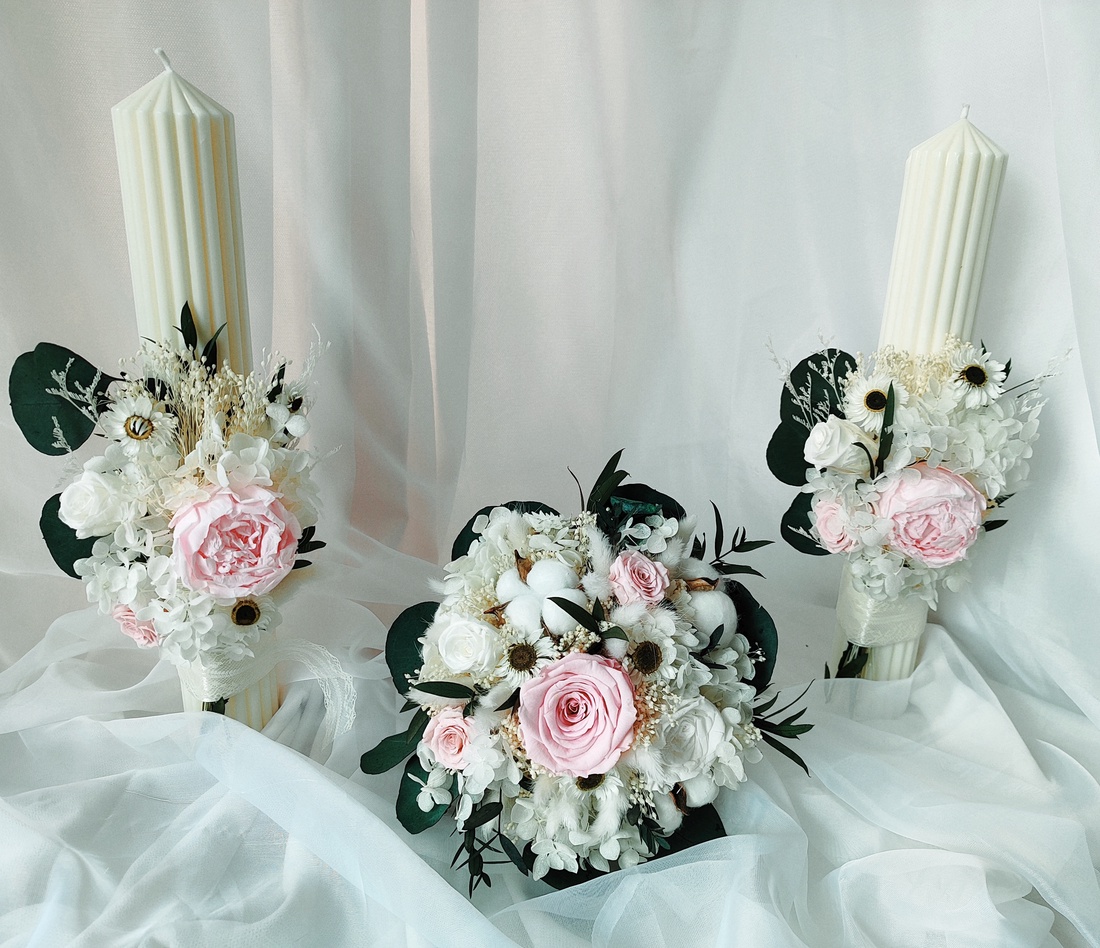 Set lumânări nunta alb / roz cu bujori și trandafiri criogenati - accesorii nuntă - materiale decor pentru nuntă - lumânări de nuntă și suport lumânări - Artynos.ro