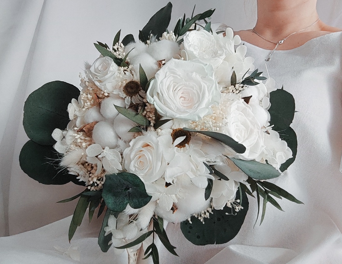 Buchet mireasa alb / verde realizat cu trandafiri, flori și plante criogenate / stabilizate - accesorii nuntă - buchet mireasă  - Artynos.ro