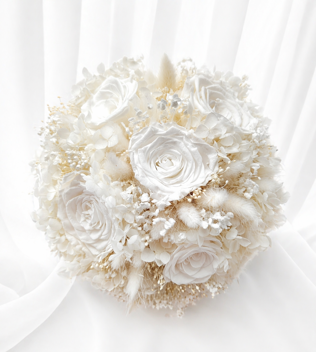 Buchet mireasa atemporal Pure White realizat din trandafiri criogenati albi, hortensiei, broom - accesorii nuntă - buchet mireasă  - Artynos.ro