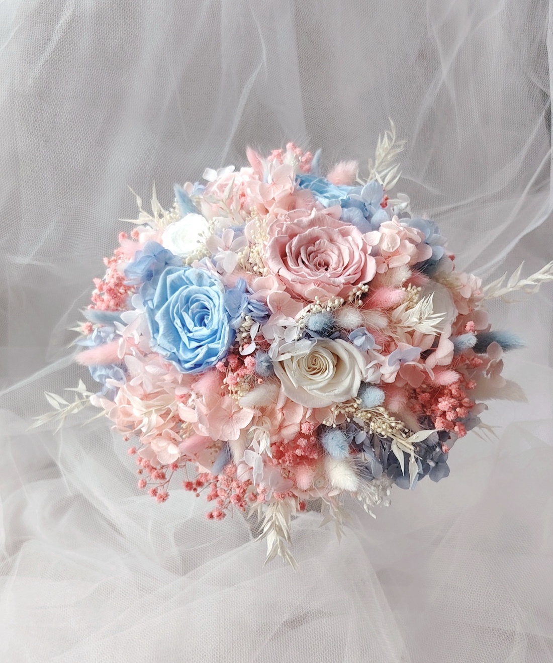 Buchet de mireasa, nașa, cu trandafiri criogenati roz, alb, bleu - accesorii nuntă - buchet mireasă  - Artynos.ro