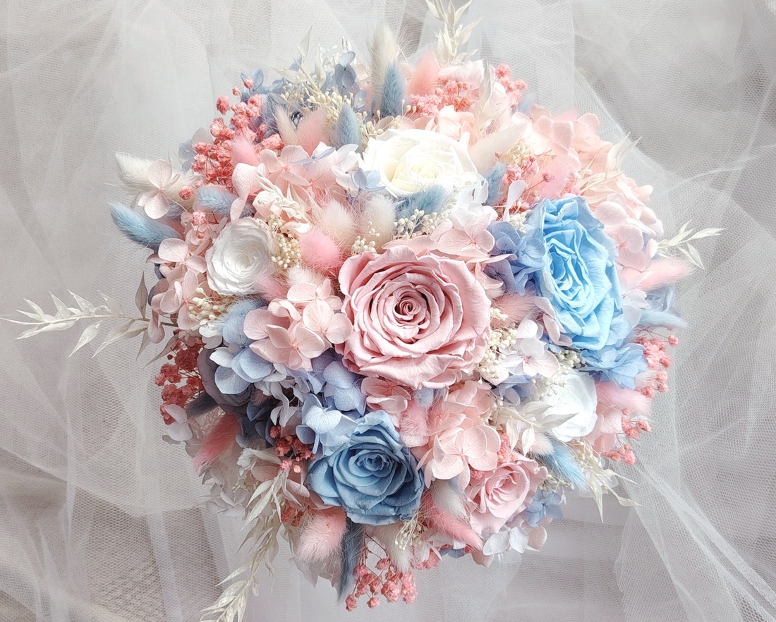 Buchet de mireasa, nașa, cu trandafiri criogenati roz, alb, bleu - accesorii nuntă - buchet mireasă  - Artynos.ro