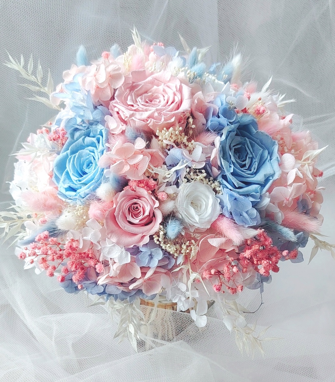 Buchet de mireasa, nașa, cu trandafiri criogenati roz, alb, bleu - accesorii nuntă - buchet mireasă  - Artynos.ro