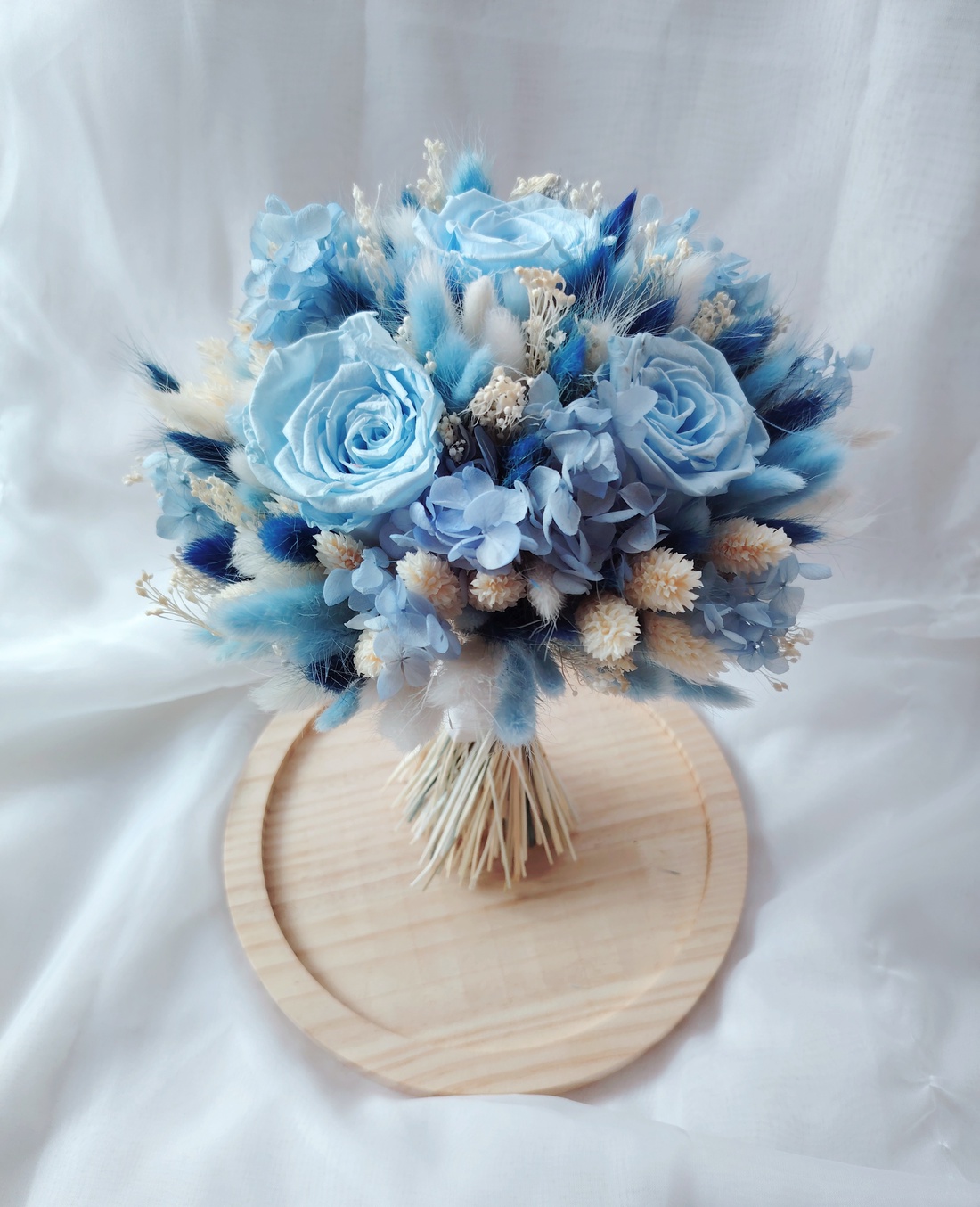 Buchet de mireasa / nasa cu trandafiri și flori criogenate alb/bleu/albastru - accesorii nuntă - buchet mireasă  - Artynos.ro