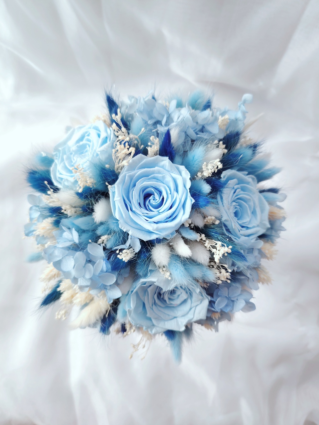 Buchet de mireasa / nasa cu trandafiri și flori criogenate alb/bleu/albastru - accesorii nuntă - buchet mireasă  - Artynos.ro