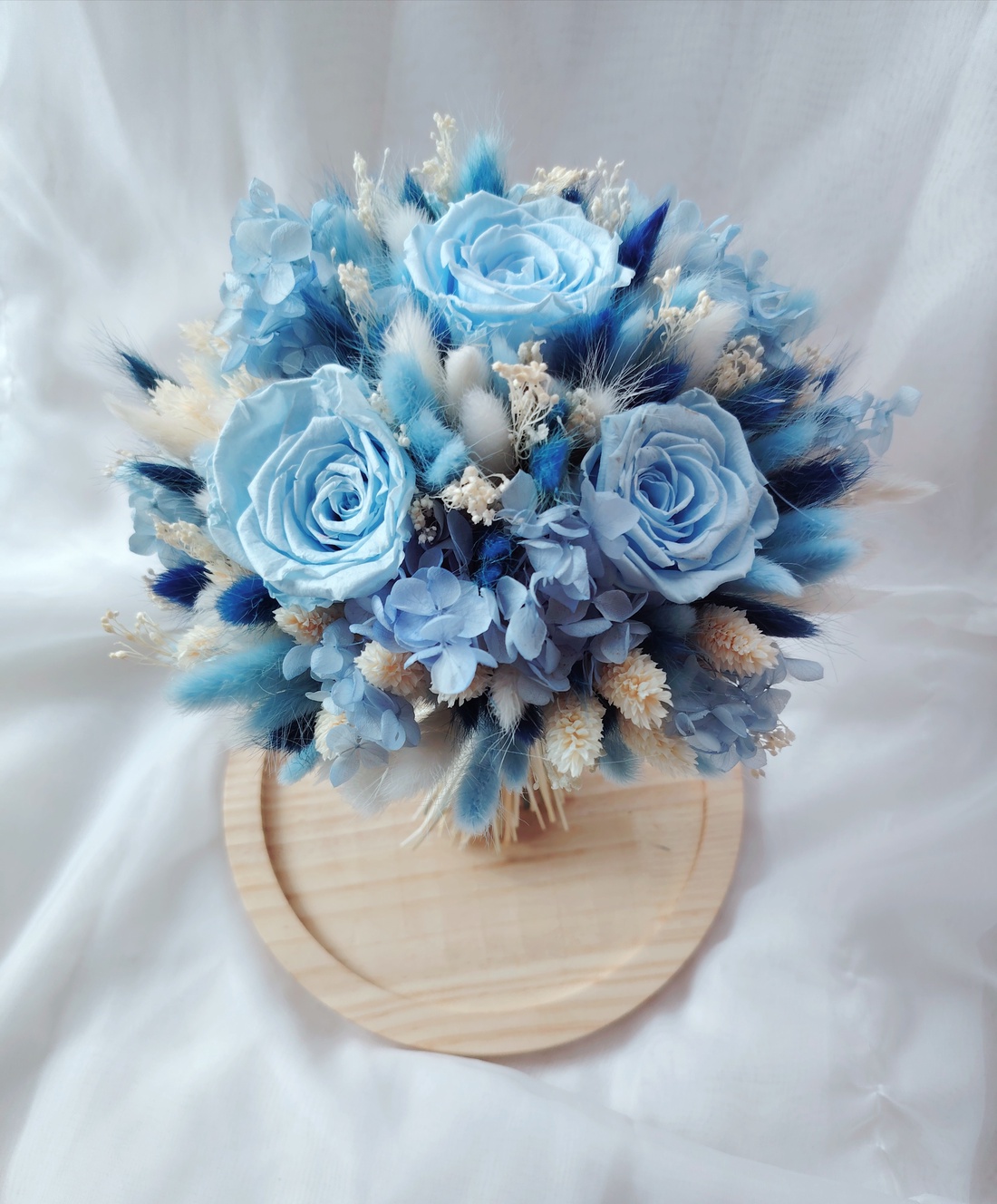 Buchet de mireasa / nasa cu trandafiri și flori criogenate alb/bleu/albastru - accesorii nuntă - buchet mireasă  - Artynos.ro