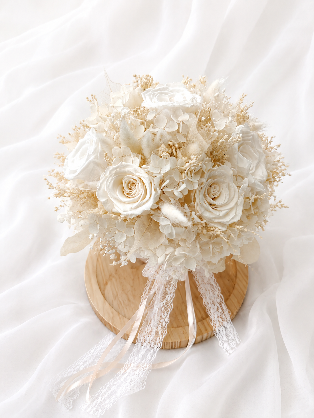 Buchet de mireasa / nasa cu trandafiri și flori criogenate, trandafiri alb/ivoire - accesorii nuntă - buchet mireasă  - Artynos.ro