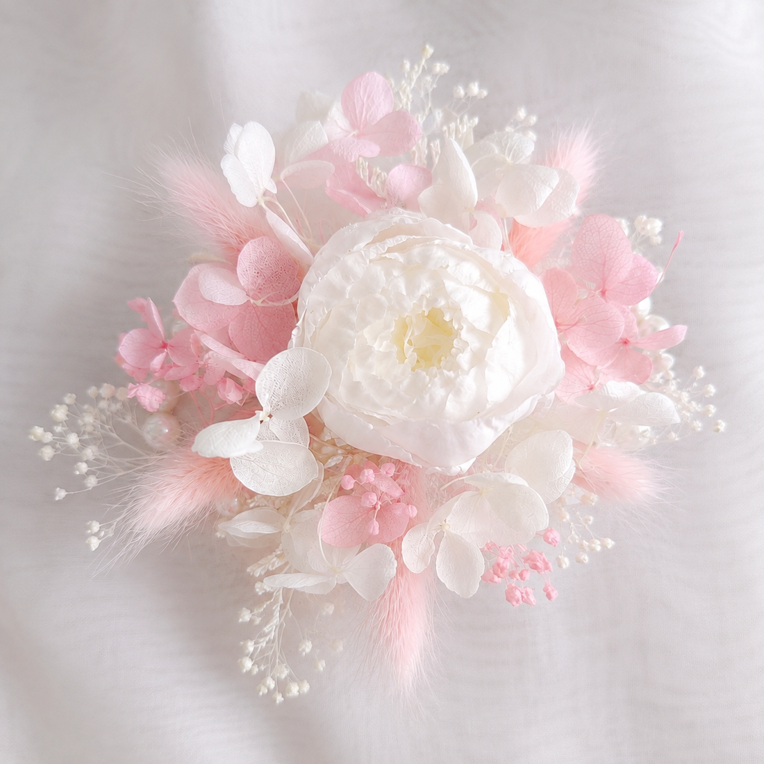 Set nunta - buchet de mireasa si lumânări, realizat cu bujori criogenati, hortensie, eucalypt și alte flori stabilizate - accesorii nuntă - buchet mireasă  - Artynos.ro