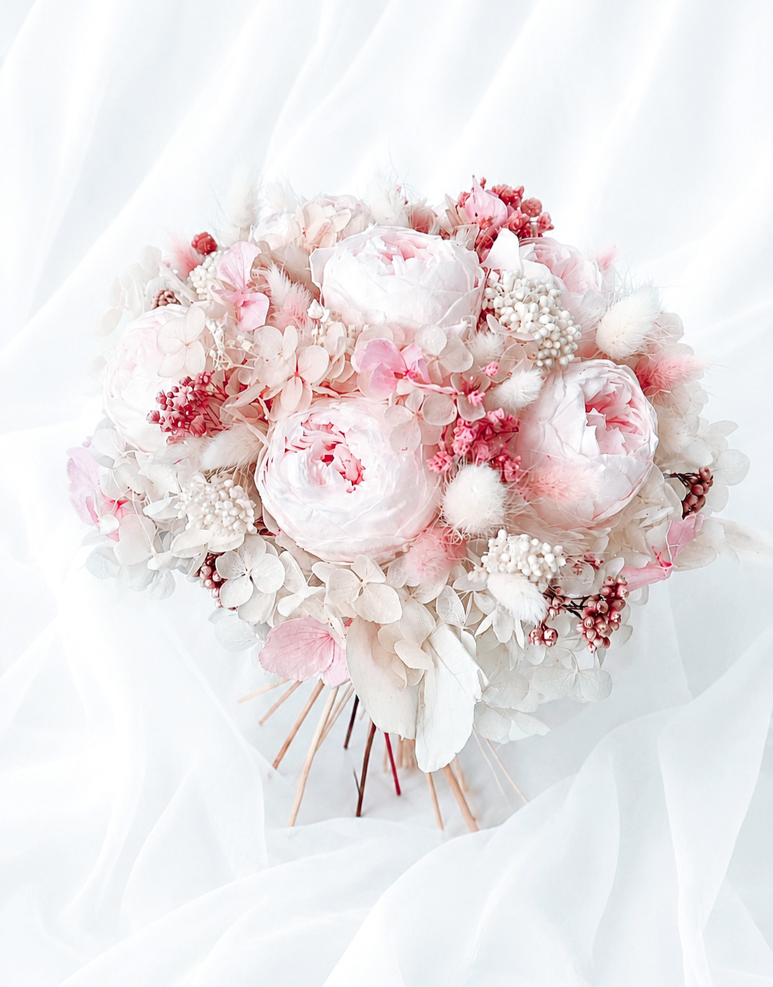 Set nunta - buchet de mireasa si lumânări, realizat cu bujori criogenati, hortensie, eucalypt și alte flori stabilizate - accesorii nuntă - buchet mireasă  - Artynos.ro