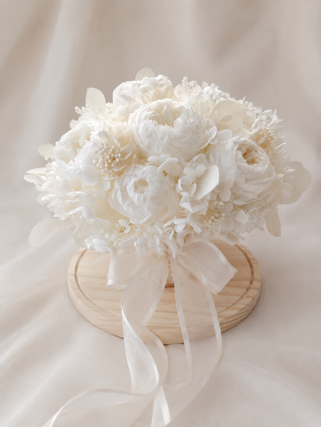 Buchet de mireasa cu bujori albi criogenati - accesorii nuntă - buchet mireasă  - Artynos.ro