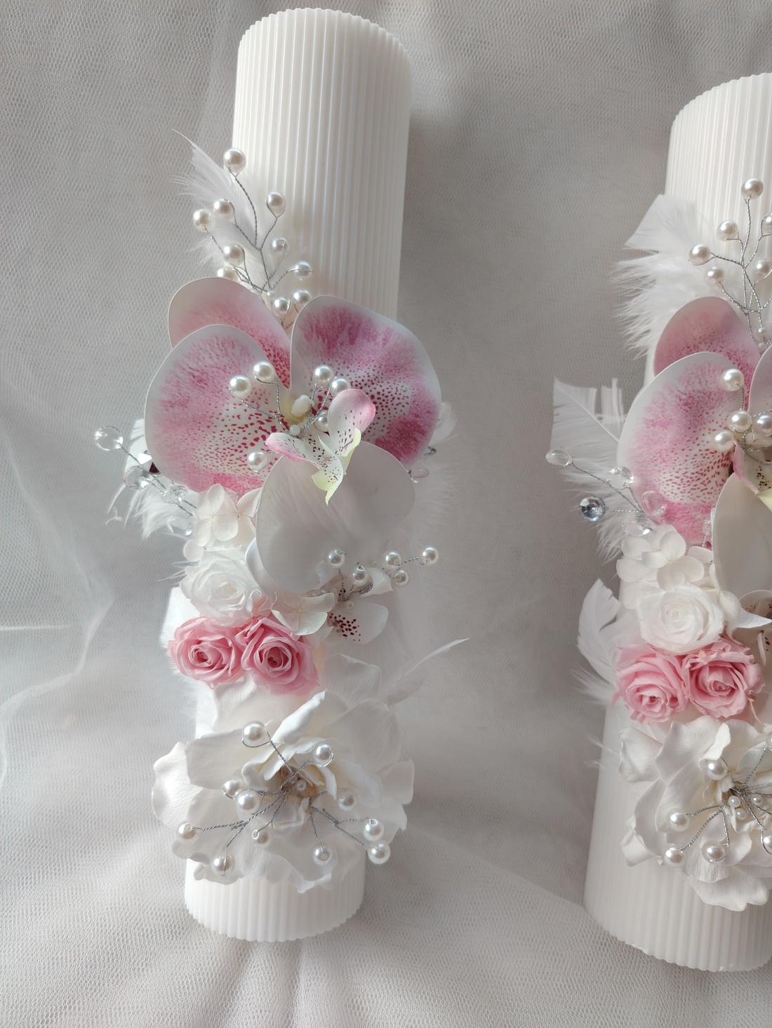 Set lumânări nunta alb / roz cu orhidee real look, trandafiri și gardenie criogenata, accesorizata cu perle și pene - accesorii nuntă - materiale decor pentru nuntă - lumânări de nuntă și suport lumânări - Artynos.ro