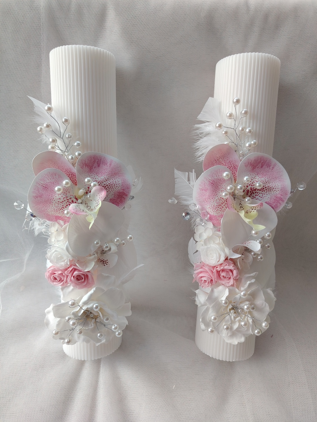 Set lumânări nunta alb / roz cu orhidee real look, trandafiri și gardenie criogenata, accesorizata cu perle și pene - accesorii nuntă - materiale decor pentru nuntă - lumânări de nuntă și suport lumânări - Artynos.ro