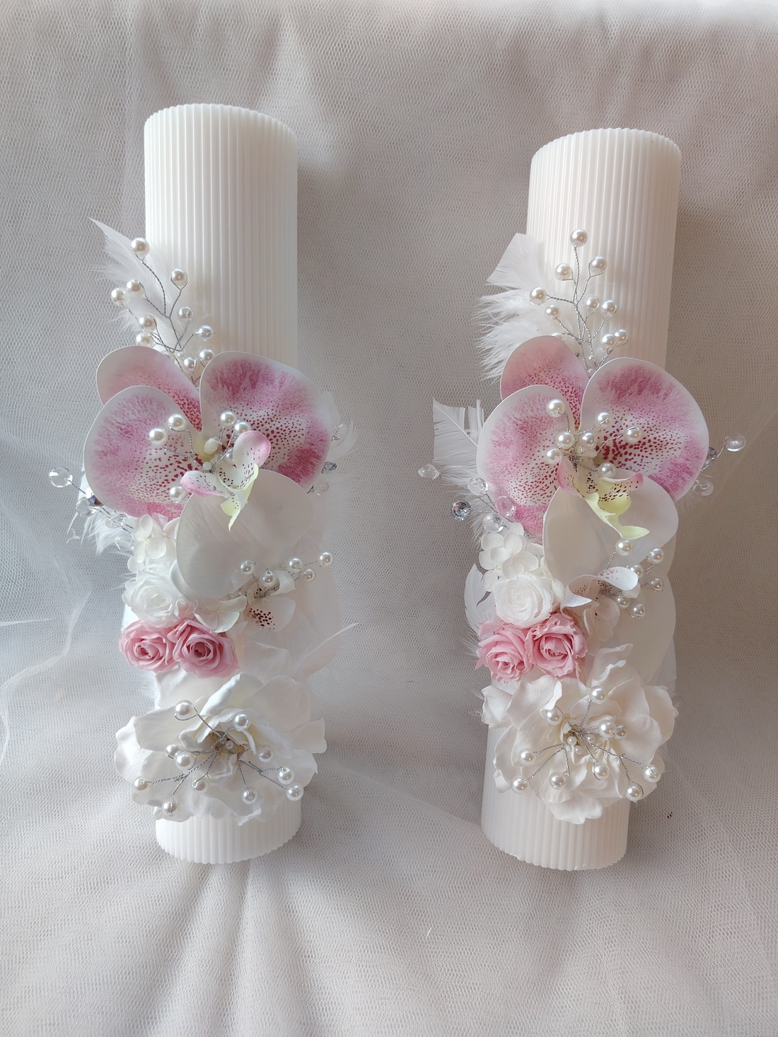 Set lumânări nunta alb / roz cu orhidee real look, trandafiri și gardenie criogenata, accesorizata cu perle și pene - accesorii nuntă - materiale decor pentru nuntă - lumânări de nuntă și suport lumânări - Artynos.ro