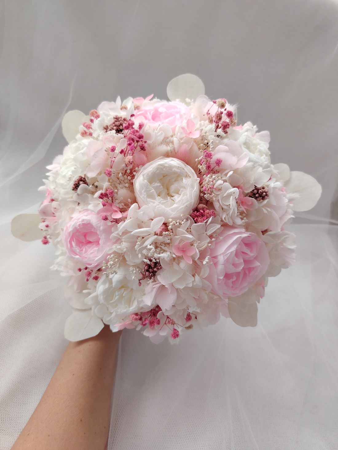 Buchet de mireasa cu bujori criogenati roz și alb - accesorii nuntă - buchet mireasă  - Artynos.ro