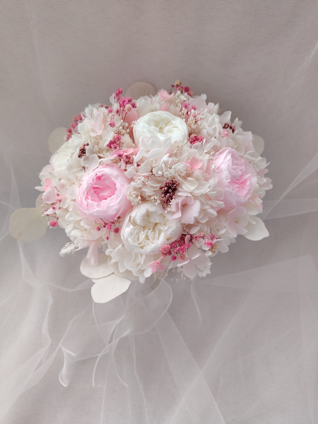 Buchet de mireasa cu bujori criogenati roz și alb - accesorii nuntă - buchet mireasă  - Artynos.ro