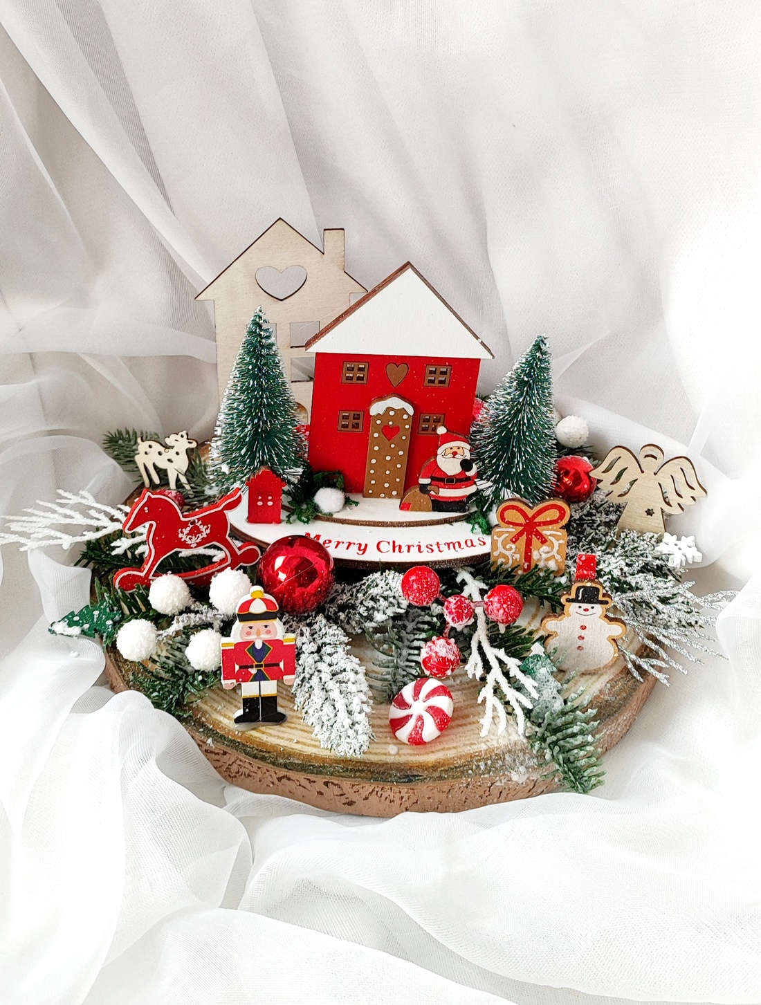 Aranjament, decorațiune felie de lemn pentru masa de Craciun, cadou pentru cei dragi.  - crăciun - decorațiuni de crăciun de casă - decor pentru masă de crăciun - Artynos.ro