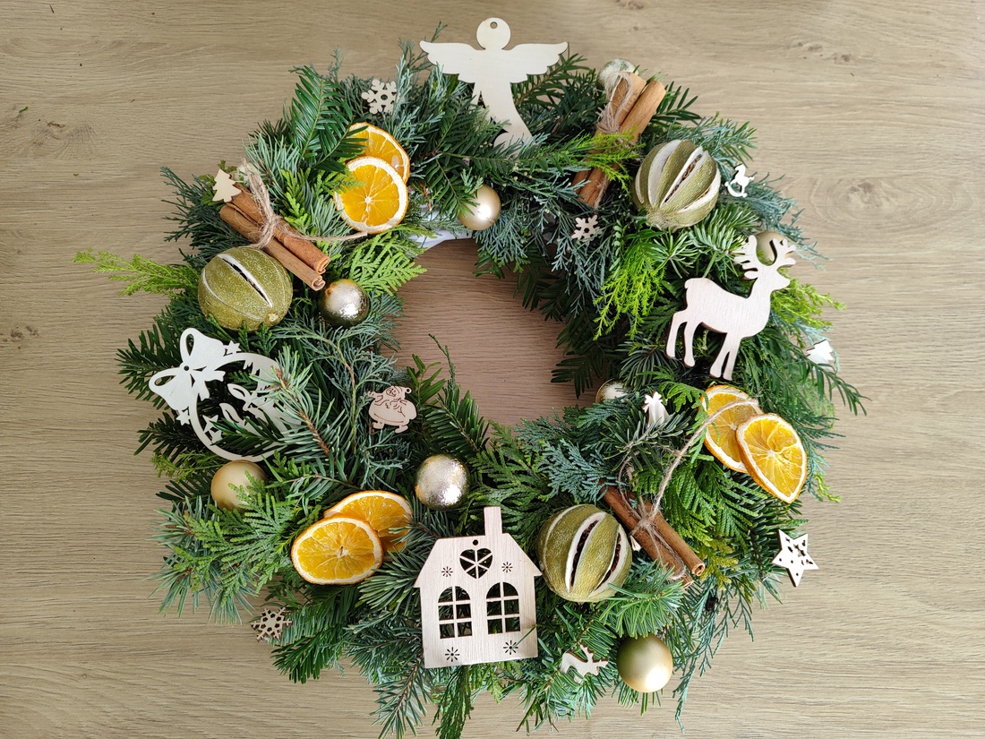 Coroniță de Craciun din brad natural și accesorii specifice pentru decorul usii - crăciun - decorațiuni de crăciun de casă - decor pentru masă de crăciun - Artynos.ro