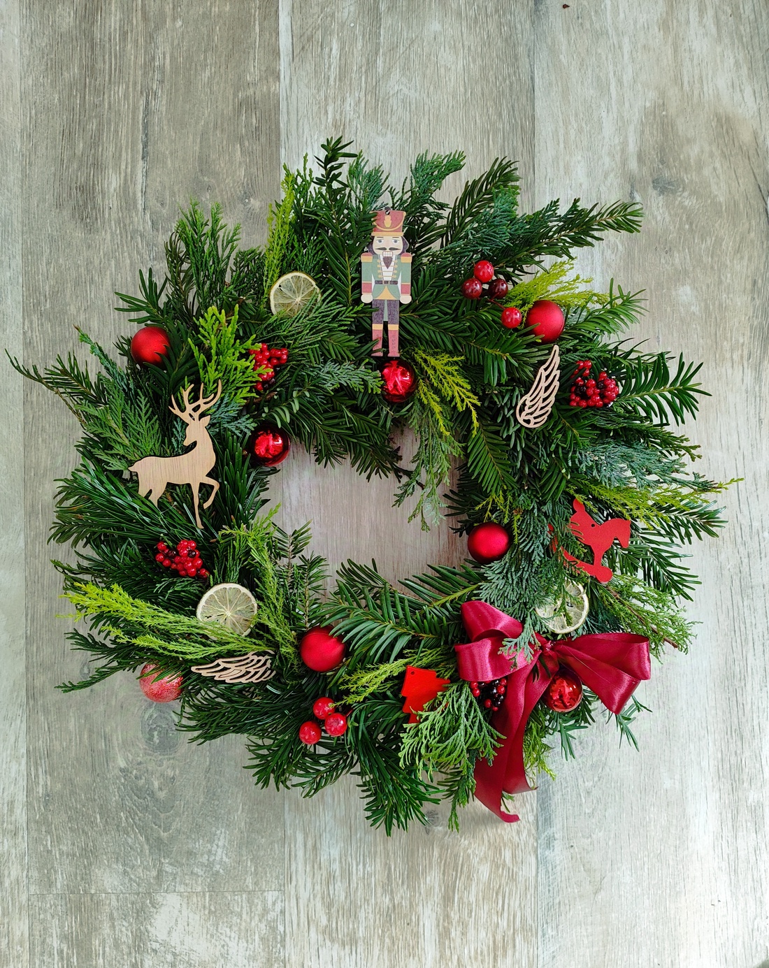 Coroniță de Craciun din brad natural și accesorii specifice pentru decorul usii - crăciun - decorațiuni de crăciun de casă - decor pentru masă de crăciun - Artynos.ro