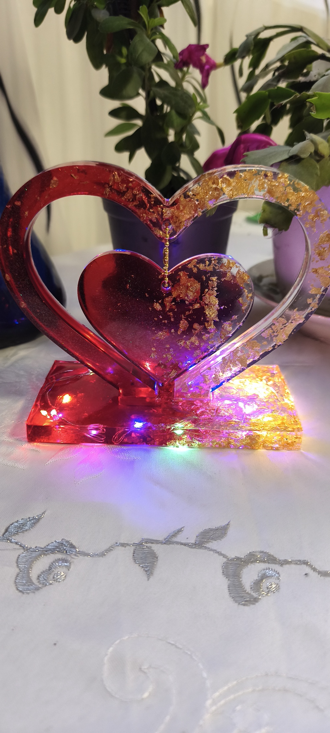 Decor din Rășină  Inimi cu LED Multicolor, Accente Aurii, Suport Romantic Handmade - casă & stil de viață - decorațiuni de casă - decorațiuni de masă și rafturi - decorațiuni de masă - Artynos.ro