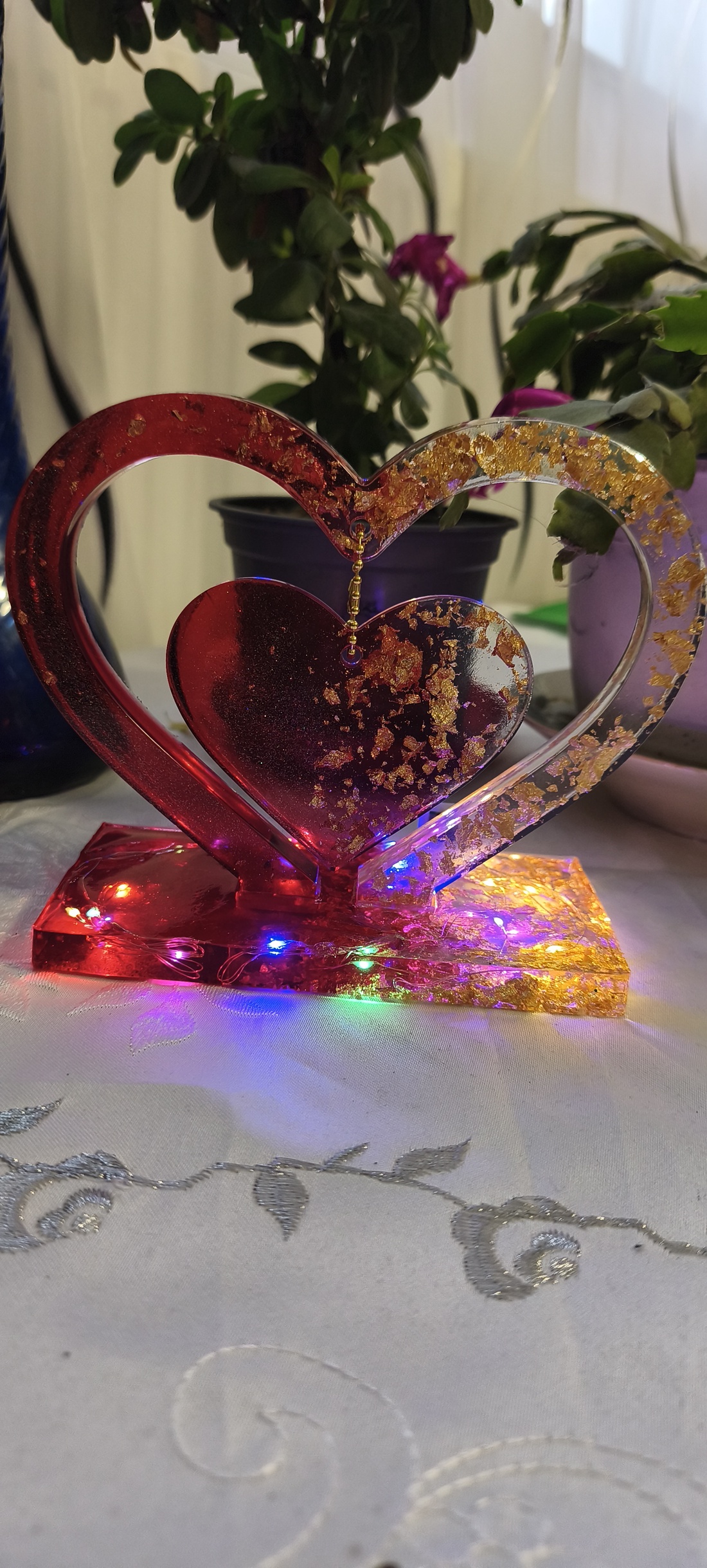 Decor din Rășină  Inimi cu LED Multicolor, Accente Aurii, Suport Romantic Handmade - casă & stil de viață - decorațiuni de casă - decorațiuni de masă și rafturi - decorațiuni de masă - Artynos.ro