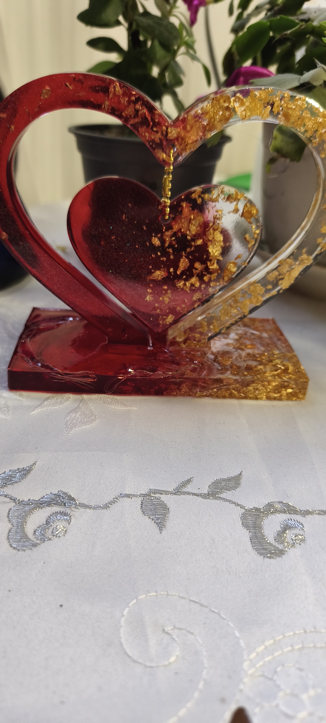 Decor din Rășină  Inimi cu LED Multicolor, Accente Aurii, Suport Romantic Handmade - casă & stil de viață - decorațiuni de casă - decorațiuni de masă și rafturi - decorațiuni de masă - Artynos.ro