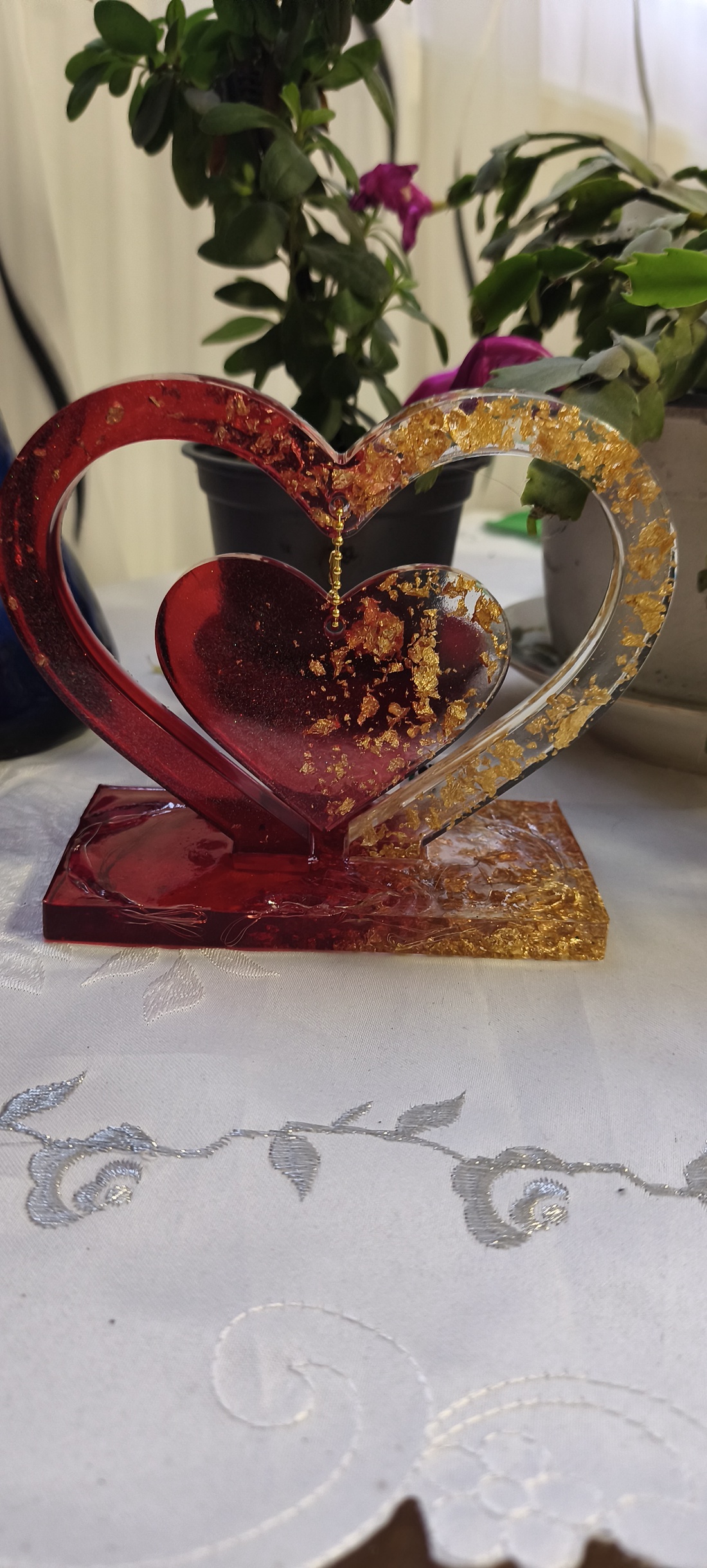 Decor din Rășină  Inimi cu LED Multicolor, Accente Aurii, Suport Romantic Handmade - casă & stil de viață - decorațiuni de casă - decorațiuni de masă și rafturi - decorațiuni de masă - Artynos.ro