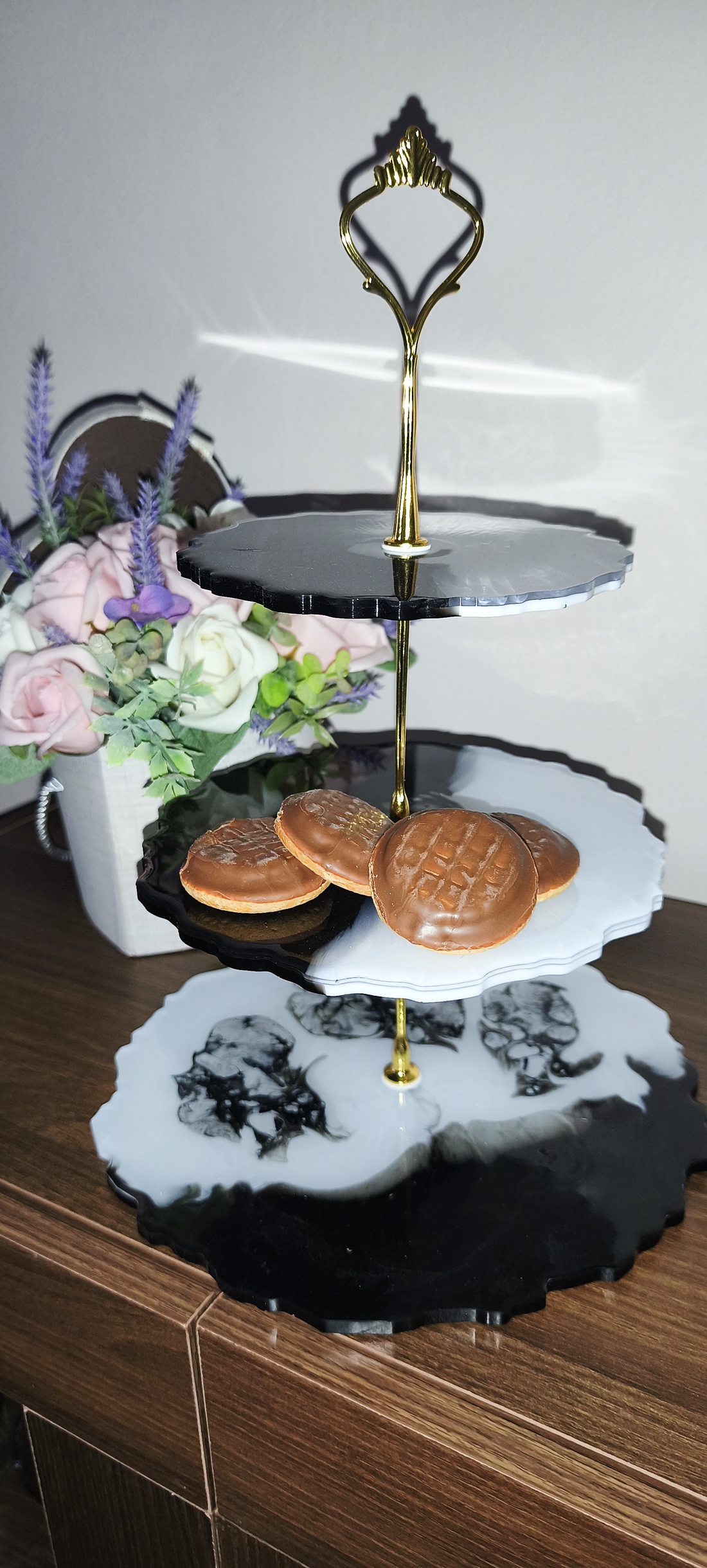 Platou etajat din rășină � model unicat alb-negru, realizat manual - casă & stil de viață - echipamente de bucătărie - accesorii de servire - tăvițe - Artynos.ro