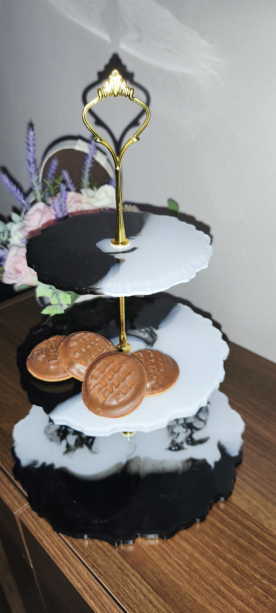 Platou etajat din rășină � model unicat alb-negru, realizat manual - casă & stil de viață - echipamente de bucătărie - accesorii de servire - tăvițe - Artynos.ro