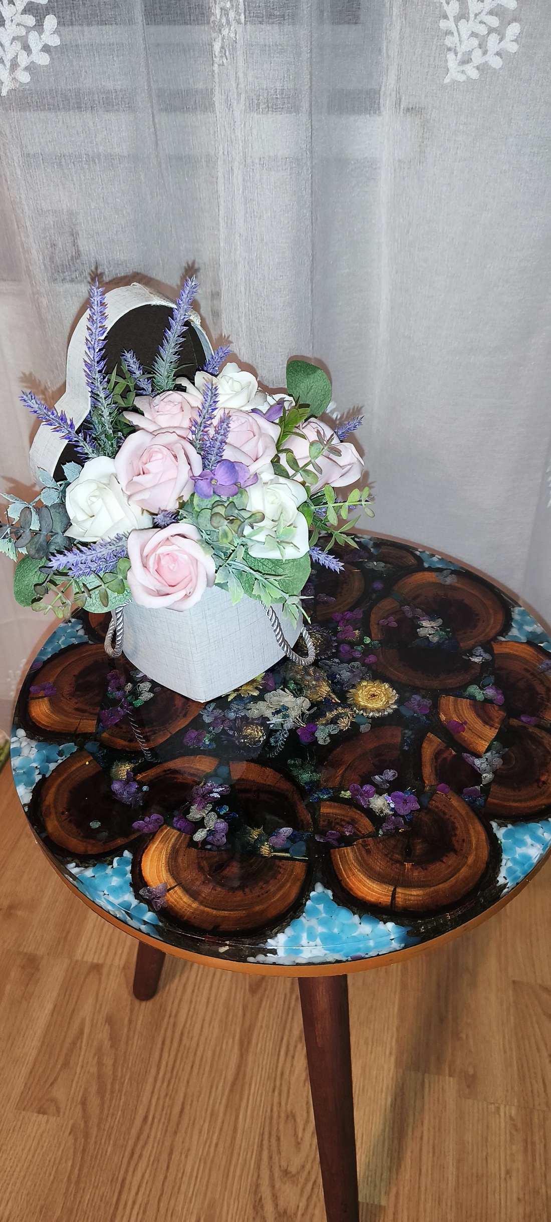 Măsuță handmade cu pietre fluorescente (Glow in the Dark) - casă & stil de viață - mobilier artizanal - mese - Artynos.ro