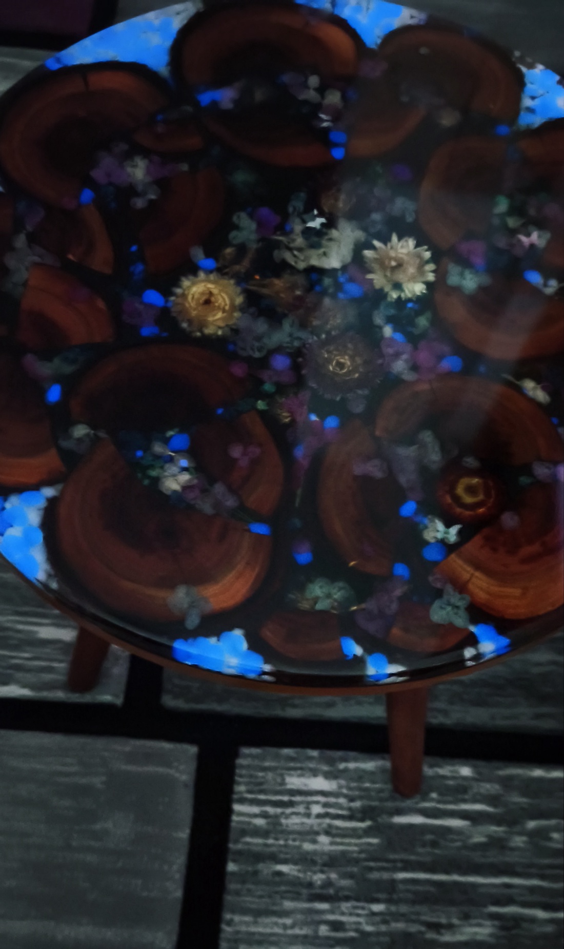 Măsuță handmade cu pietre fluorescente (Glow in the Dark) - casă & stil de viață - mobilier artizanal - mese - Artynos.ro