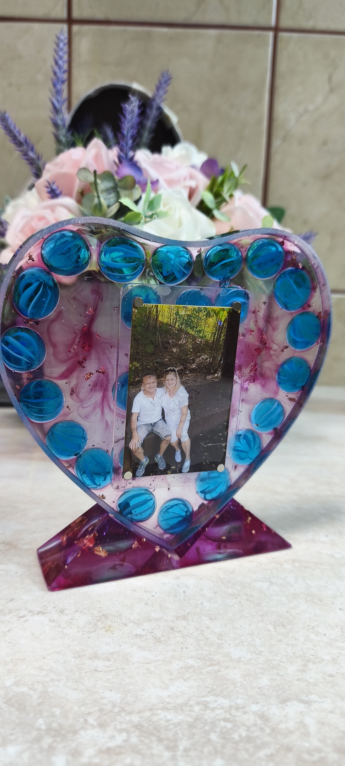 Decorațiune inimă din rășină personalizată cu fotografie Cadou unicat handmade - casă & stil de viață - decorațiuni de casă - decorațiuni de masă și rafturi - sticle ornamentale - Artynos.ro