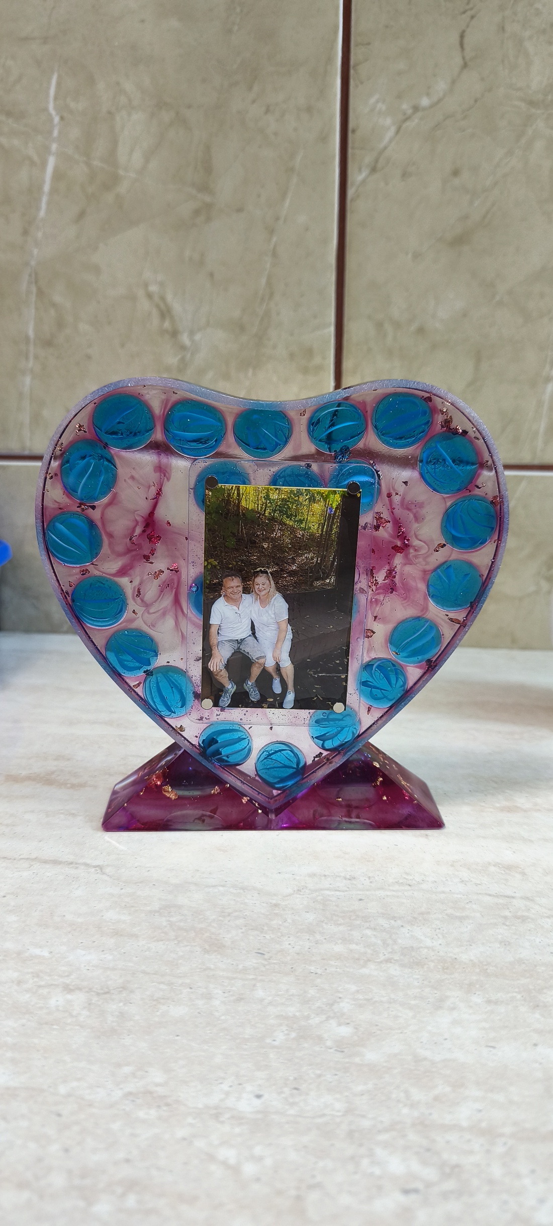 Decorațiune inimă din rășină personalizată cu fotografie Cadou unicat handmade - casă & stil de viață - decorațiuni de casă - decorațiuni de masă și rafturi - sticle ornamentale - Artynos.ro