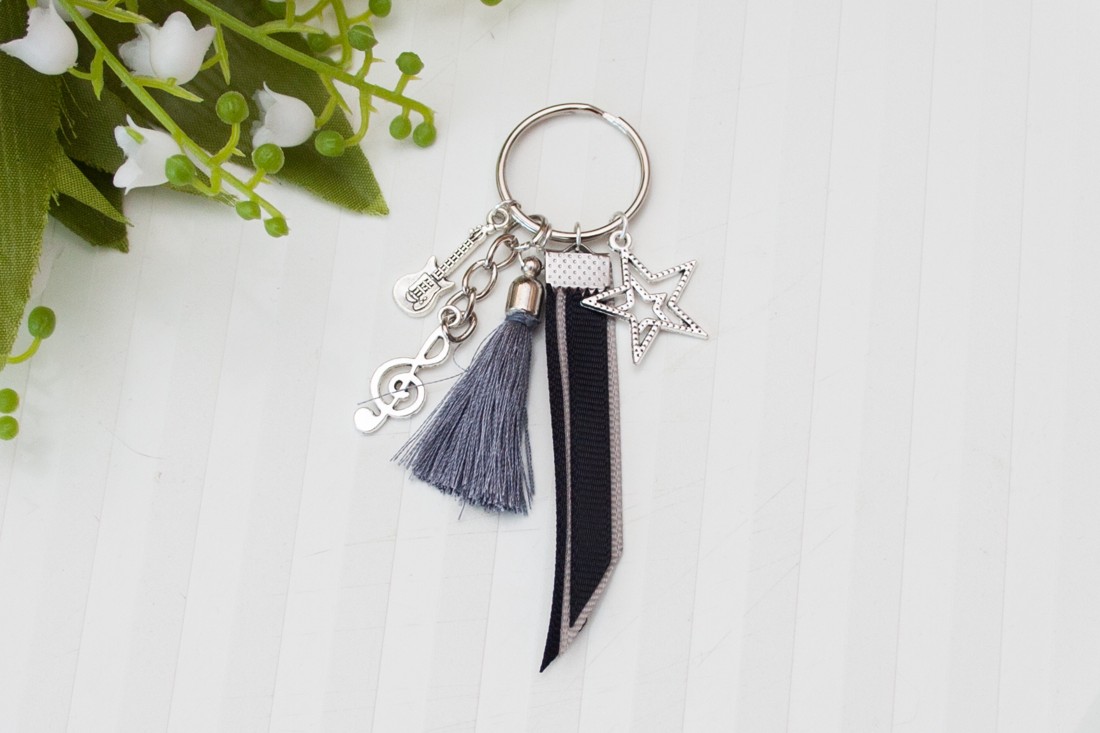 Breloc, ornament pentru geantă - Steaua muzicii - Negru/Gri -  - Artynos.ro