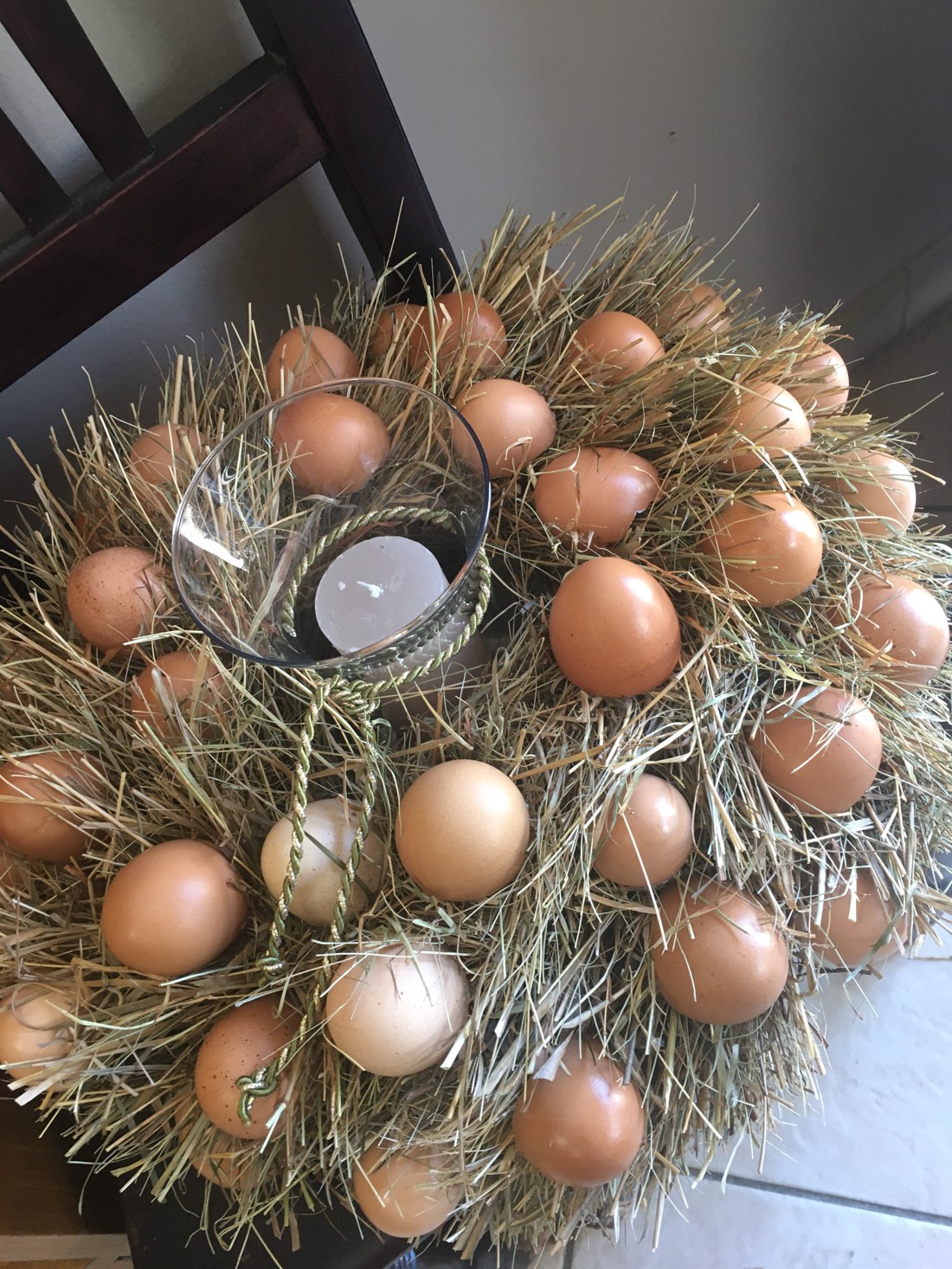 Decor de masă Coroană de ouă de primăvară cu lumânare și vază - decor de masă exclusiv - - Artynos.ro Decor de masă Coroană de ouă de primăvară cu lumânare și vază - decor de masă exclusiv - - Artynos.ro