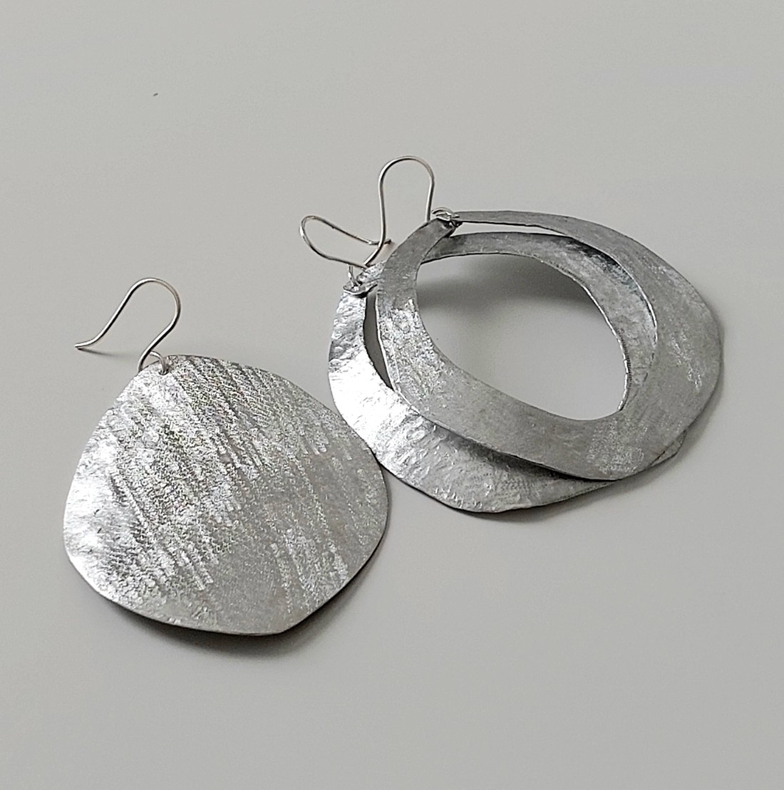 Cercei asimetrici minimali din aluminiu - bijuterii - seturi de bijuterii - Artynos.ro Cercei asimetrici minimali din aluminiu - bijuterii - seturi de bijuterii - Artynos.ro