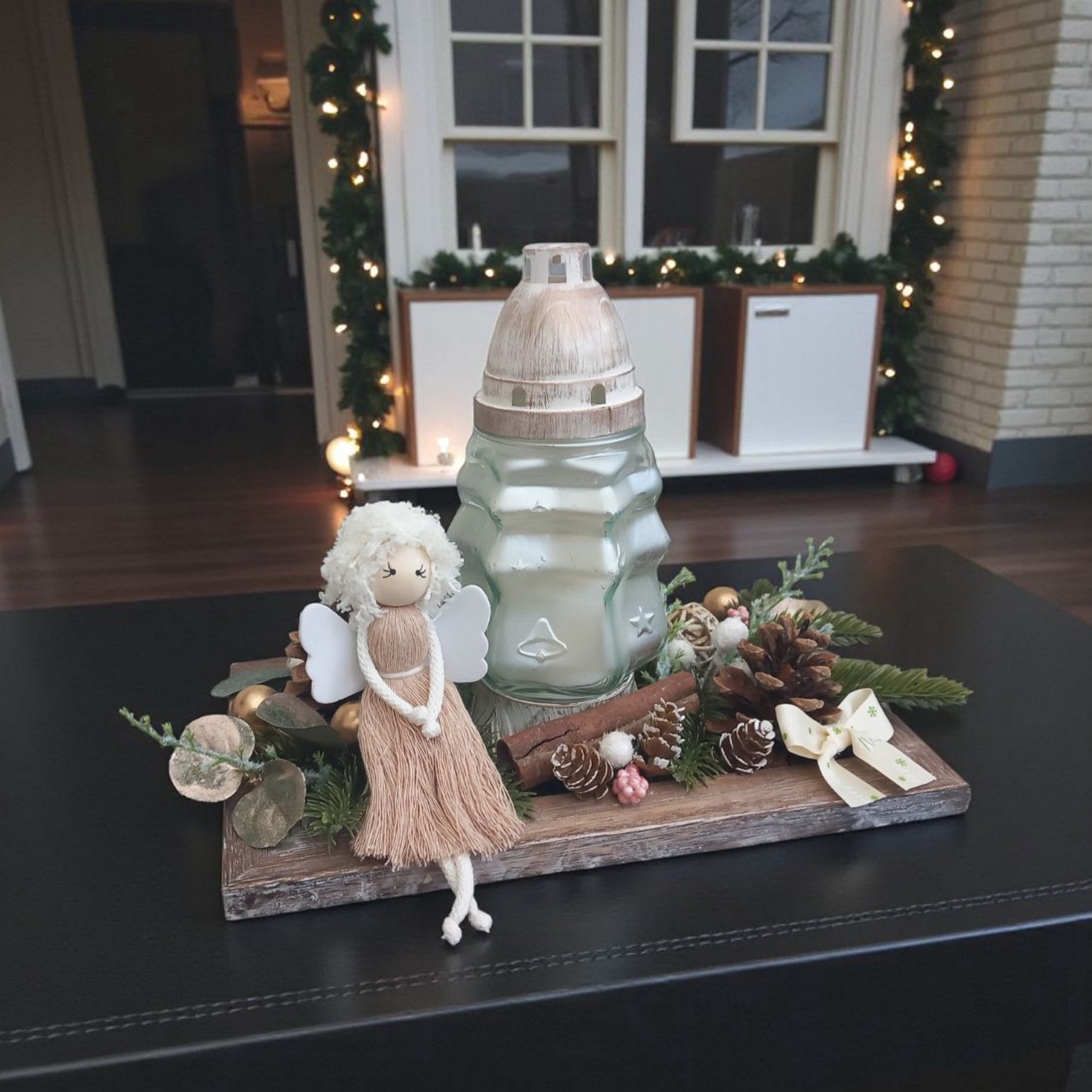 Piesă centrală de Crăciun în aer liber - macramé cu înger, lumânare și culori naturale cu sclipici auriu - crăciun - decorațiuni de crăciun de casă - decor pentru masă de crăciun - Artynos.ro