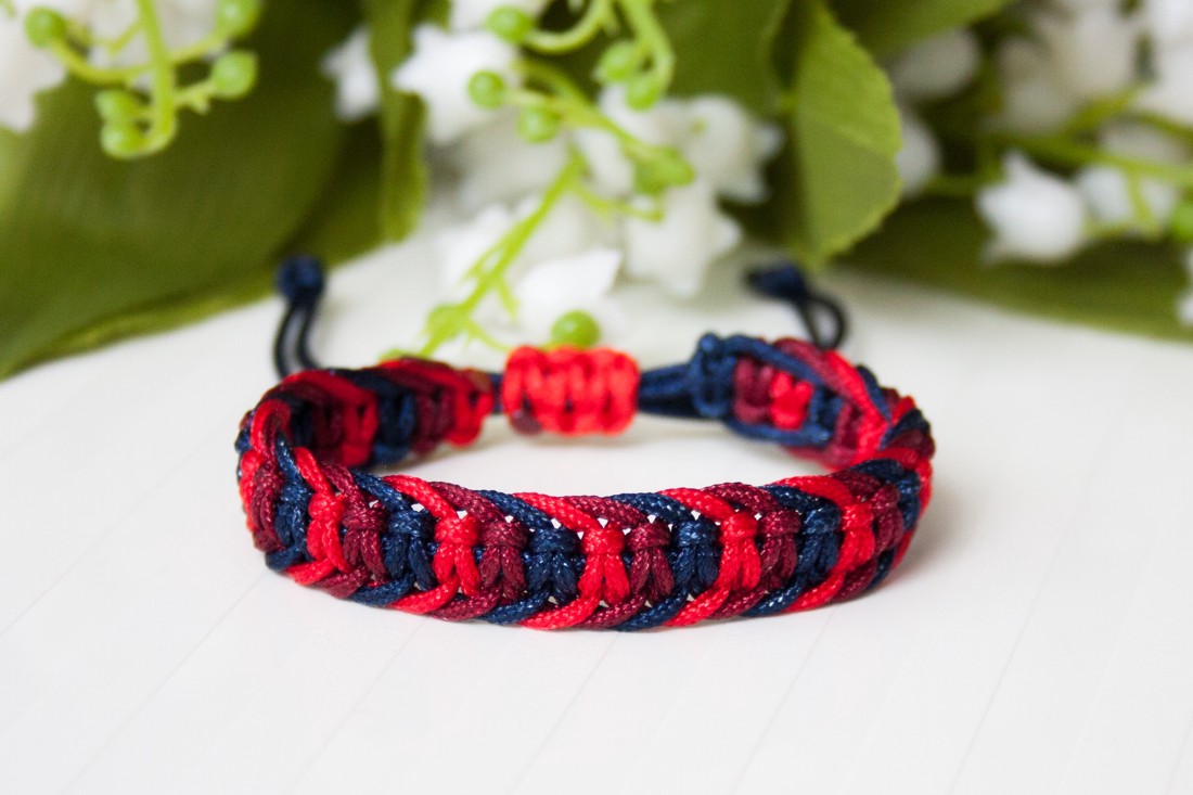 Brățară macramé împletită în trei culori - albastru închis/burgundy/roșu - - Artynos.ro Brățară macramé împletită în trei culori - albastru închis/burgundy/roșu - - Artynos.ro