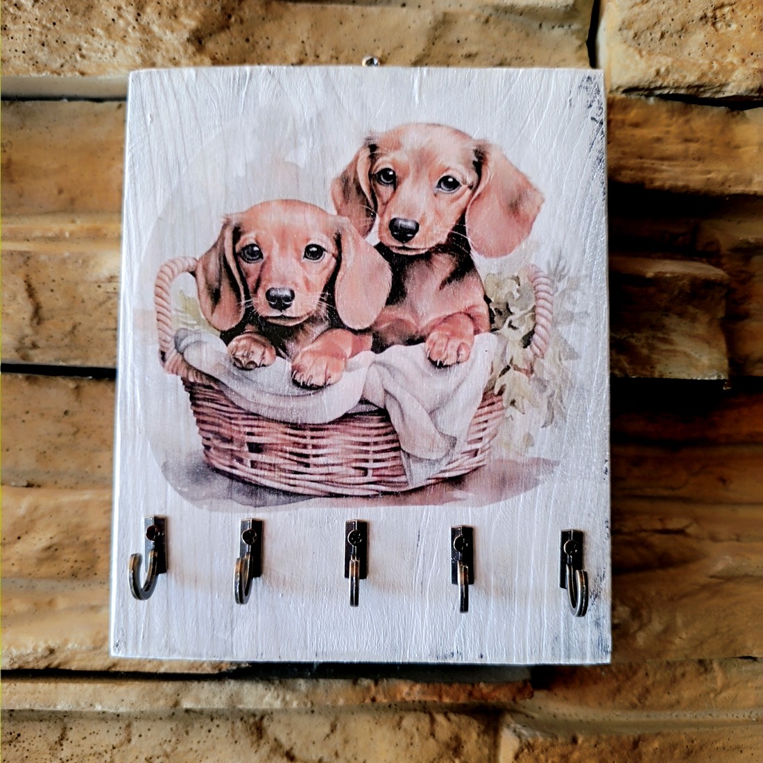 Breloc de perete din lemn în stil vintage cu cățeluși dachshund - - Artynos.ro Breloc de perete din lemn în stil vintage cu cățeluși dachshund - - Artynos.ro