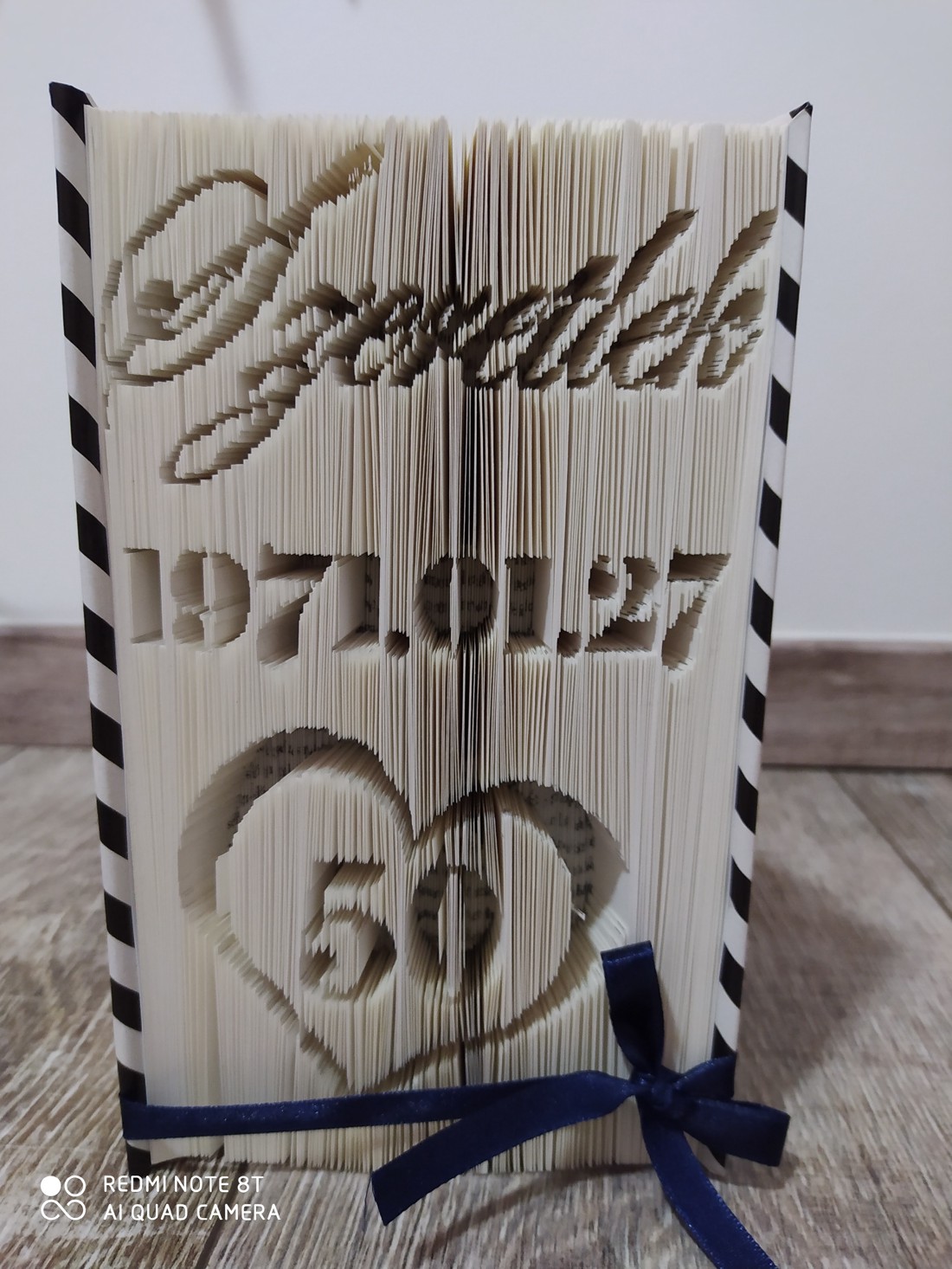 Text selectat și sculptură de carte de date - casă & stil de viață - accesorii pentru decorat casa - decorațiuni de masă și decorațiuni pentru rafturi  - sculptură de carte, carte pliată - Artynos.ro