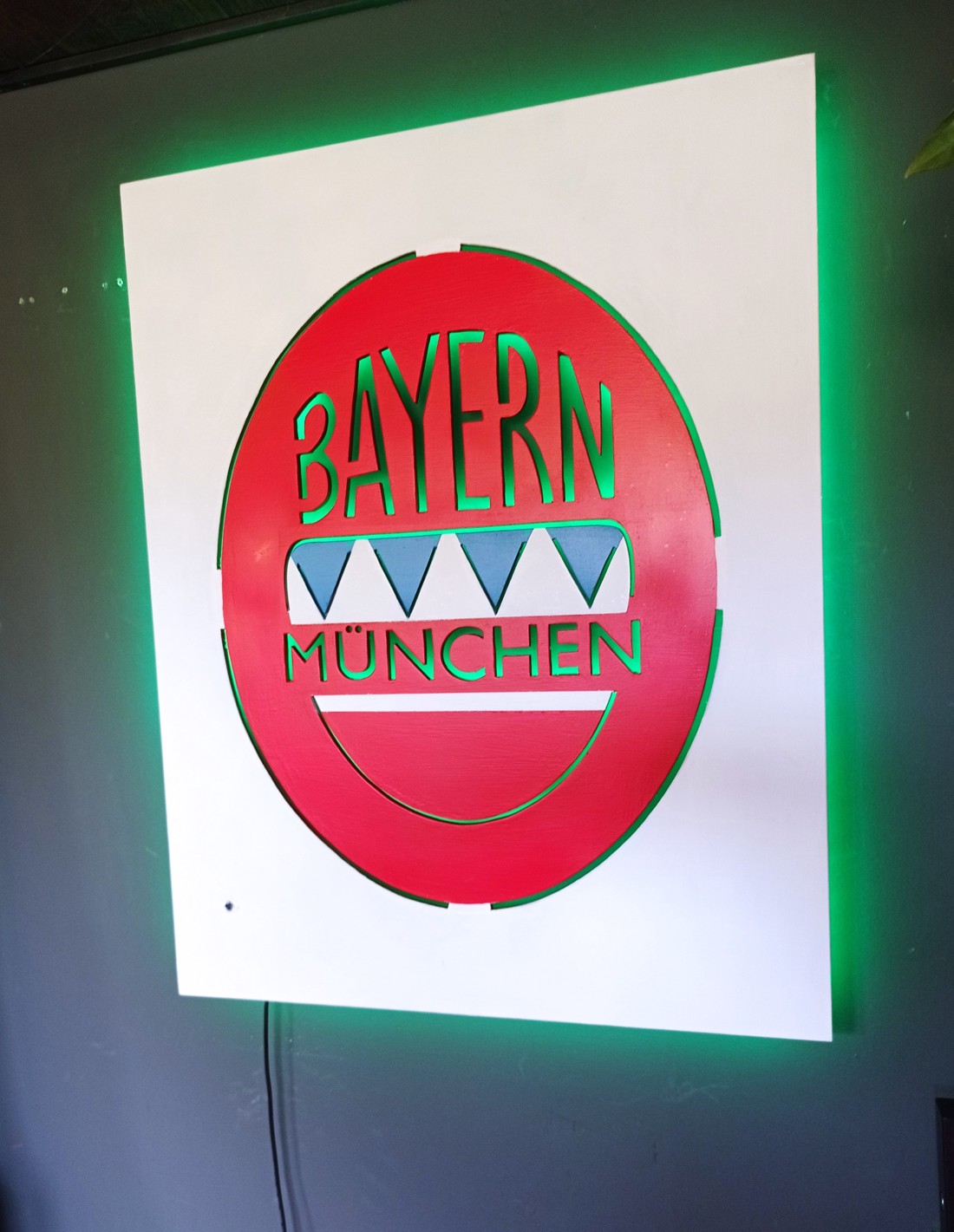 Logo-ul Bayern München - autocolant de perete cu iluminare de fundal cu LED. - - Artynos.ro Logo-ul Bayern München - autocolant de perete cu iluminare de fundal cu LED. - - Artynos.ro