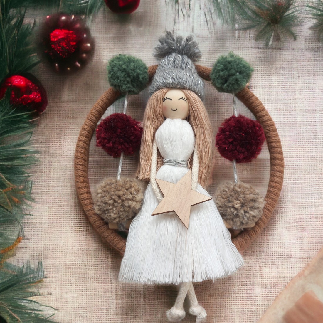 Decorațiune de Crăciun pentru ușă/perete cu păpușă macramé cu șapcă și pompoane -  - Artynos.ro