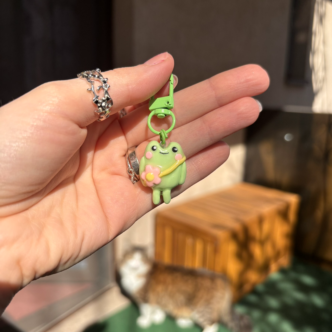 Breloc Broscuta Fericita - genți și portofele - accesorii genți - breloc - Artynos.ro