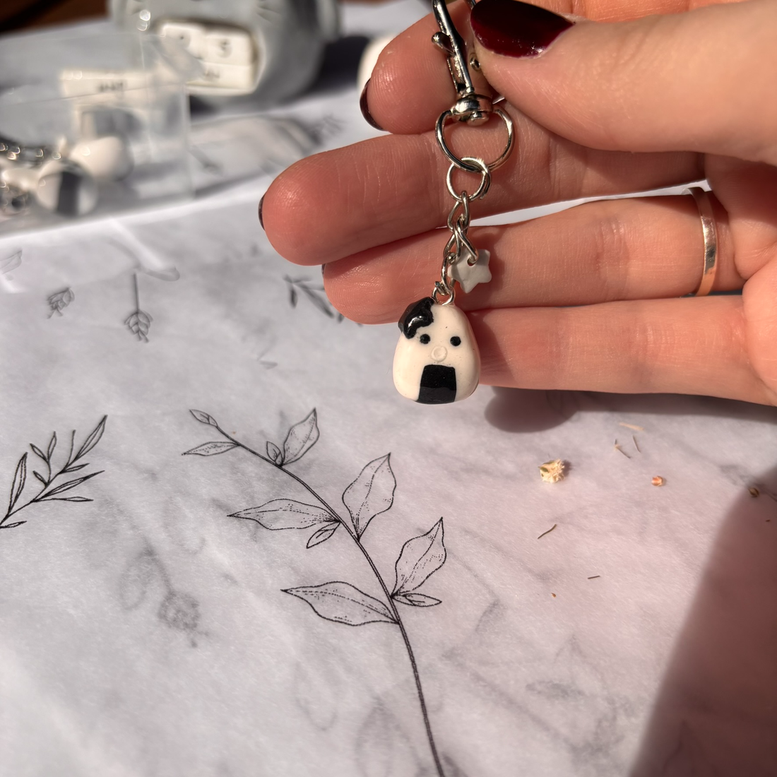 Breloc Onigiri Blob Stea - genți și portofele - accesorii genți - breloc - Artynos.ro